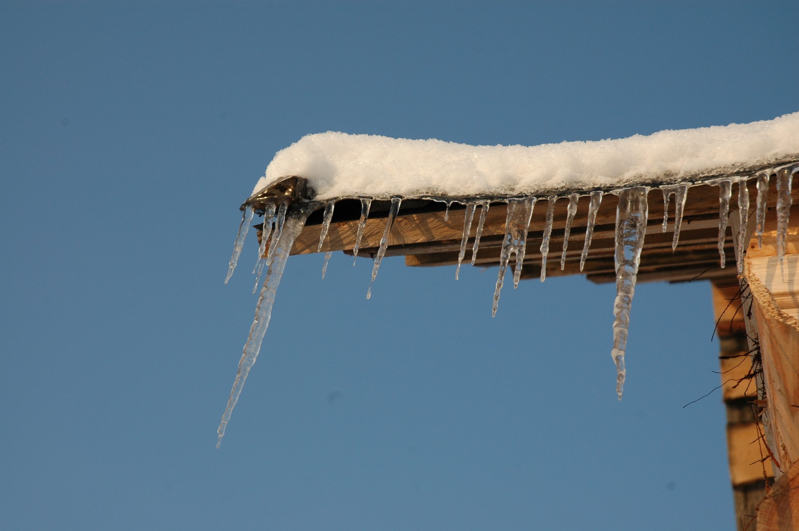 snow and ice build up on gutters